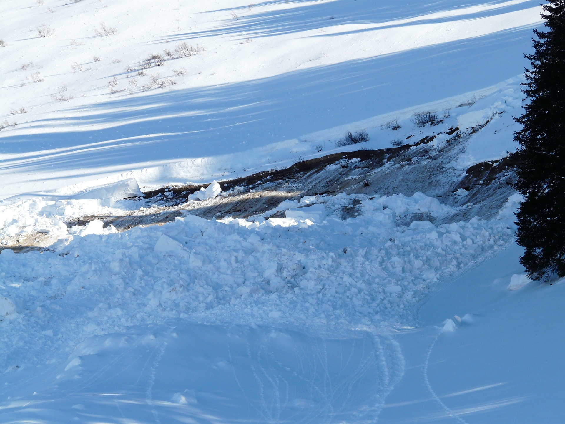 Снежная лавина заблокировала дорогу в три села в Дагестане