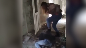 "Да прям убей её": В Приморье подростки ногами жестоко избили стоящую на коленях девочку — видео