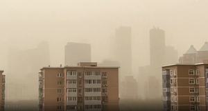 Сильнейшая песчаная буря второй раз за месяц накрыла Пекин — видео