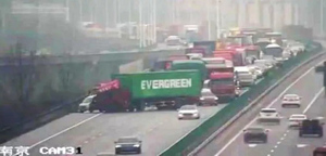 Проделки инопланетян: в Китае фура с контейнером Evergreen повторила ЧП с судном-гигантом в Суэцком канале