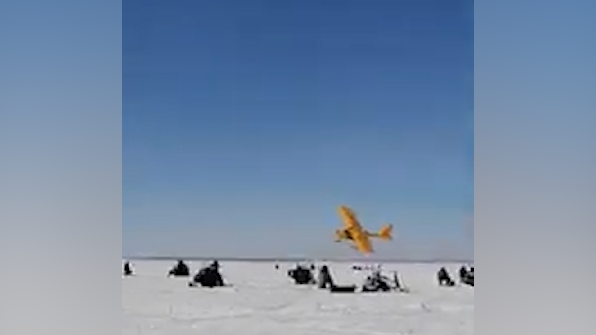 Крутил виражи, пугая людей: в Новосибирске спортивный самолёт пролетел прямо над головами рыбаков — видео