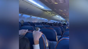 "Голову на колени! Сгруппируйтесь!" Появилось видео из салона самолёта, совершившего аварийную посадку в Краснодаре
