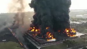Столбы пламени и чёрный дым: масштабный пожар на нефтезаводе в Индонезии сняли с коптера