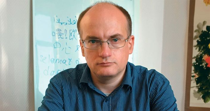 <p>Нужны были люди, которые начнут стрелять по донецким, чтобы донецкие били в ответ по всем украинским силам — и украинская армия втянулась в войну. Эту задачу как раз возложили на "Правый сектор"</p>
