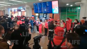 С флагами и цветами: российских фигуристов после возвращения с ЧМ триумфально встретили в аэропорту — видео