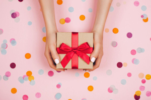 Психолог посоветовала женщинам отказаться от намёков на подарки к 8 Марта