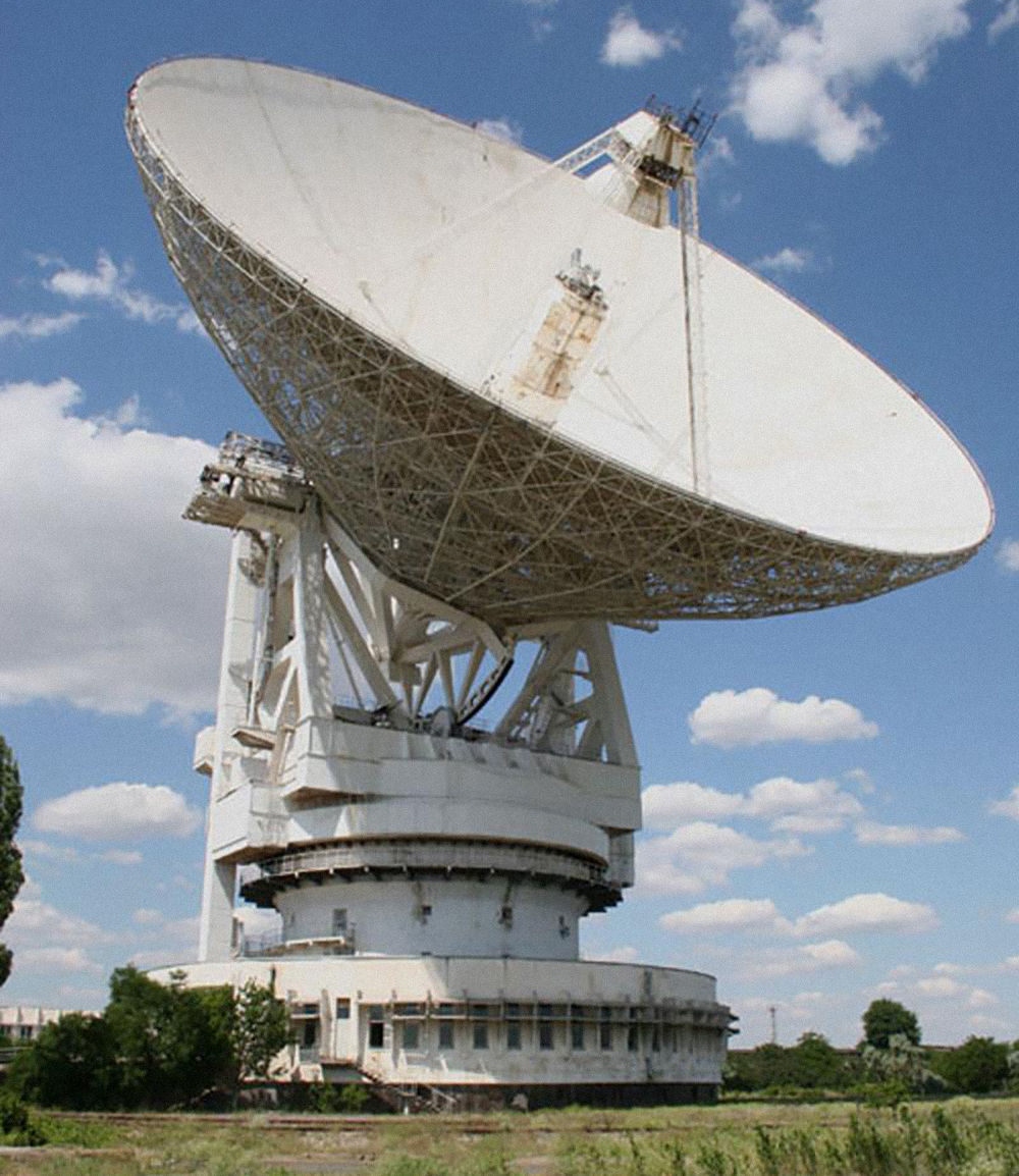 Телескоп РТ-70 в Евпатории.  Фото © Wikipedia