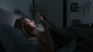 Эксперты рассказали, почему важно отказываться от смартфона перед сном