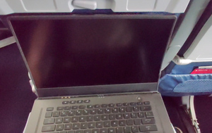 Пассажир наглядно объяснил, почему ноутбук ни за что нельзя класть на откидной столик в самолёте