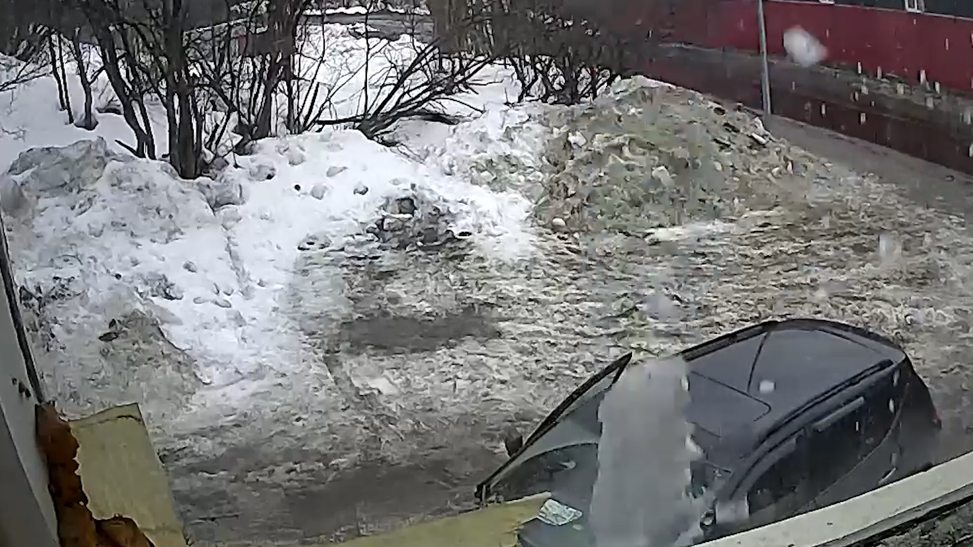 Глыба льда обрушилась на авто с людьми в Мурманской области — видео