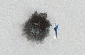 Российскую подводную лодку сняли из космоса рядом с огромной дырой во льду