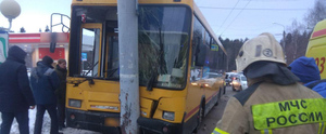 В Ижевске пассажирский автобус влетел в столб, пострадало девять человек