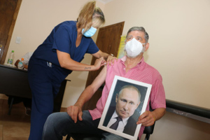 Мэр аргентинского города привился от ковида с портретом Путина в руках