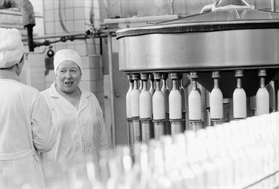 Советская промышленность разливала и молоко, и газировку, и соки в стеклянные бутылки. Фото © ТАСС / Геннадий Хамельянин