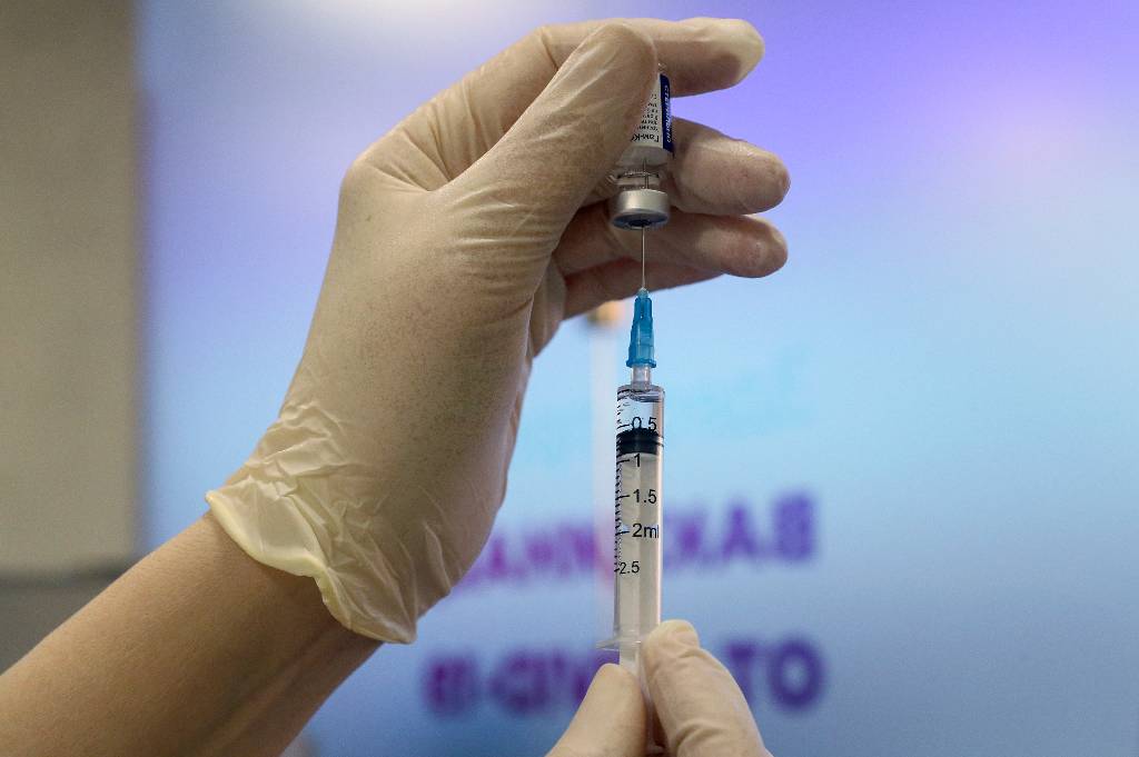 Главный лаборант Петербурга объяснил, зачем переболевшим вакцинироваться от коронавируса