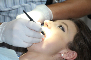 Стоматолог раскрыла самый простой способ сэкономить на лечении зубов