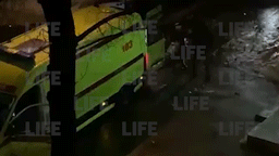 В Москве пьяная компания попыталась угнать машину скорой помощи, пока врачи застряли в лифте — видео