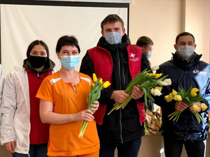 В Вологодской области волонтёры подарили женщинам цветы в рамках акции "Вам, любимые!"