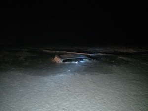 На Байкале автомобиль с людьми провалился под лёд и утонул в 15 метрах от берега