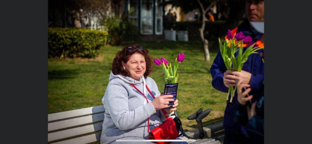 Женщинам Крыма подарили цветы в рамках акции 