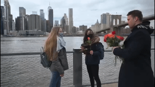 Русские мужчины поздравили жительниц Нью-Йорка с 8 Марта в рамках акции 