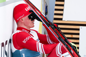 Скандал в лыжах: победившего норвежца дисквалифицировали, но золото всё равно не у нас