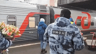 Бойцы ОМОНа в Москве поздравили сотрудниц железнодорожных путей — видео