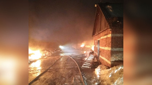 Сильный пожар уничтожил 13 автомобилей на парковке под Тулой