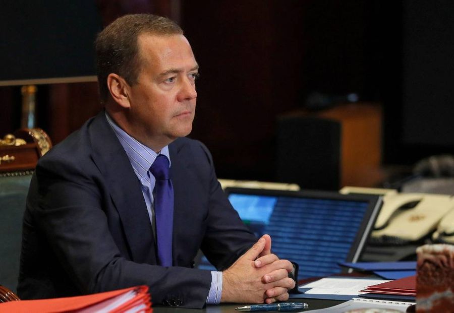 Дмитрий Медведев поздравил россиянок с 8 Марта