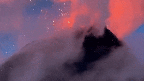 Фантастическое зрелище: на Камчатке извергается вулкан Ключевская сопка — видео