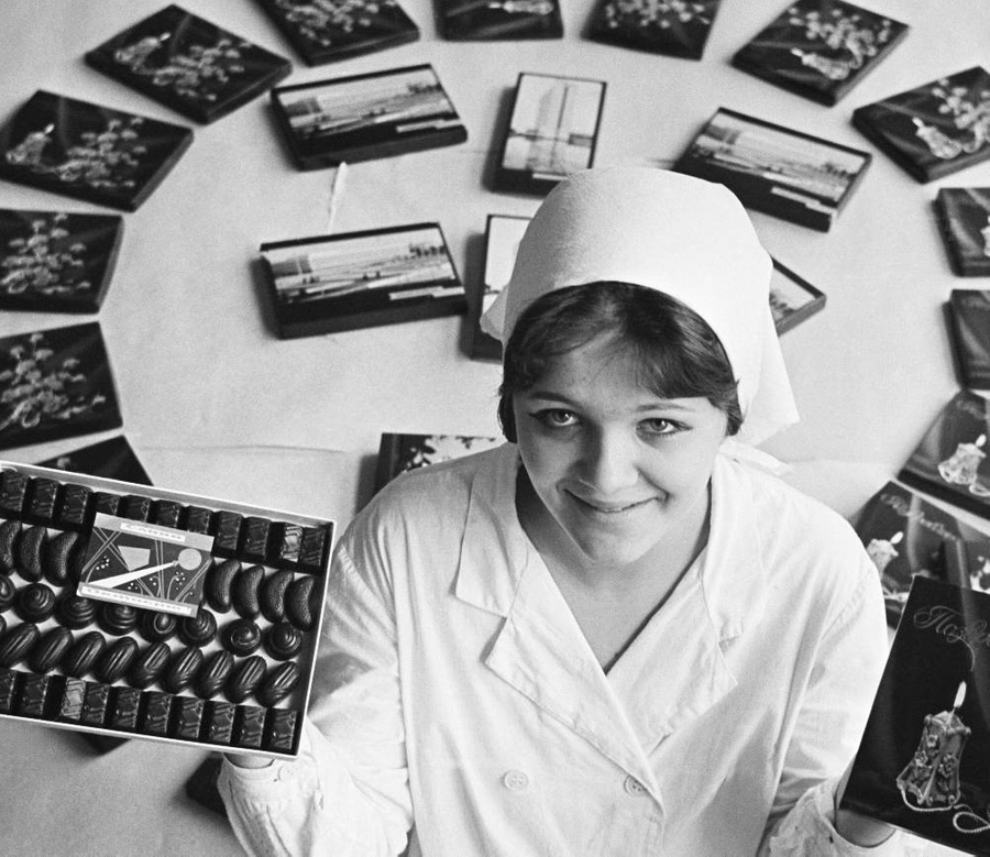 Советский чёрный шоколад и шоколадные конфеты пользовались особой популярностью у иностранцев. Фото © ТАСС / Юрий Белозеров  