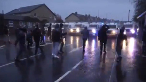 При атаках подростков в Белфасте пострадали 14 полицейских — видео