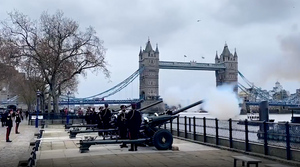 В Великобритании память принца Филиппа почтили оружейными залпами из пушек — видео