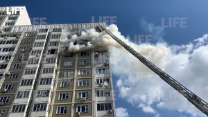 Женщину с двумя грудными детьми спасли из горящей квартиры на юго-западе Москвы — видео