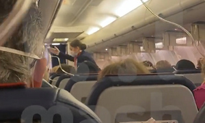 "Выпали маски, поддувало с двери": Вернувшийся в Сочи самолёт больше часа кружил над морем — видео