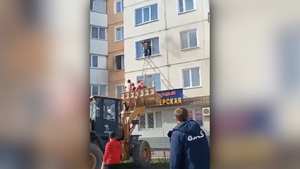 Рабочие на погрузчике спасли жильцов из объятой пламенем квартиры на Сахалине — видео