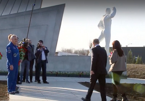 Путин возложил цветы к монументу на месте приземления Гагарина в Энгельсе — видео
