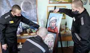 Три месяца работы и 24 тысячи спичек: в кузбасской колонии ко Дню космонавта создали необычный портрет Гагарина