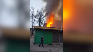 В Петербурге огонь с Невской мануфактуры перекинулся на соседнее здание — видео