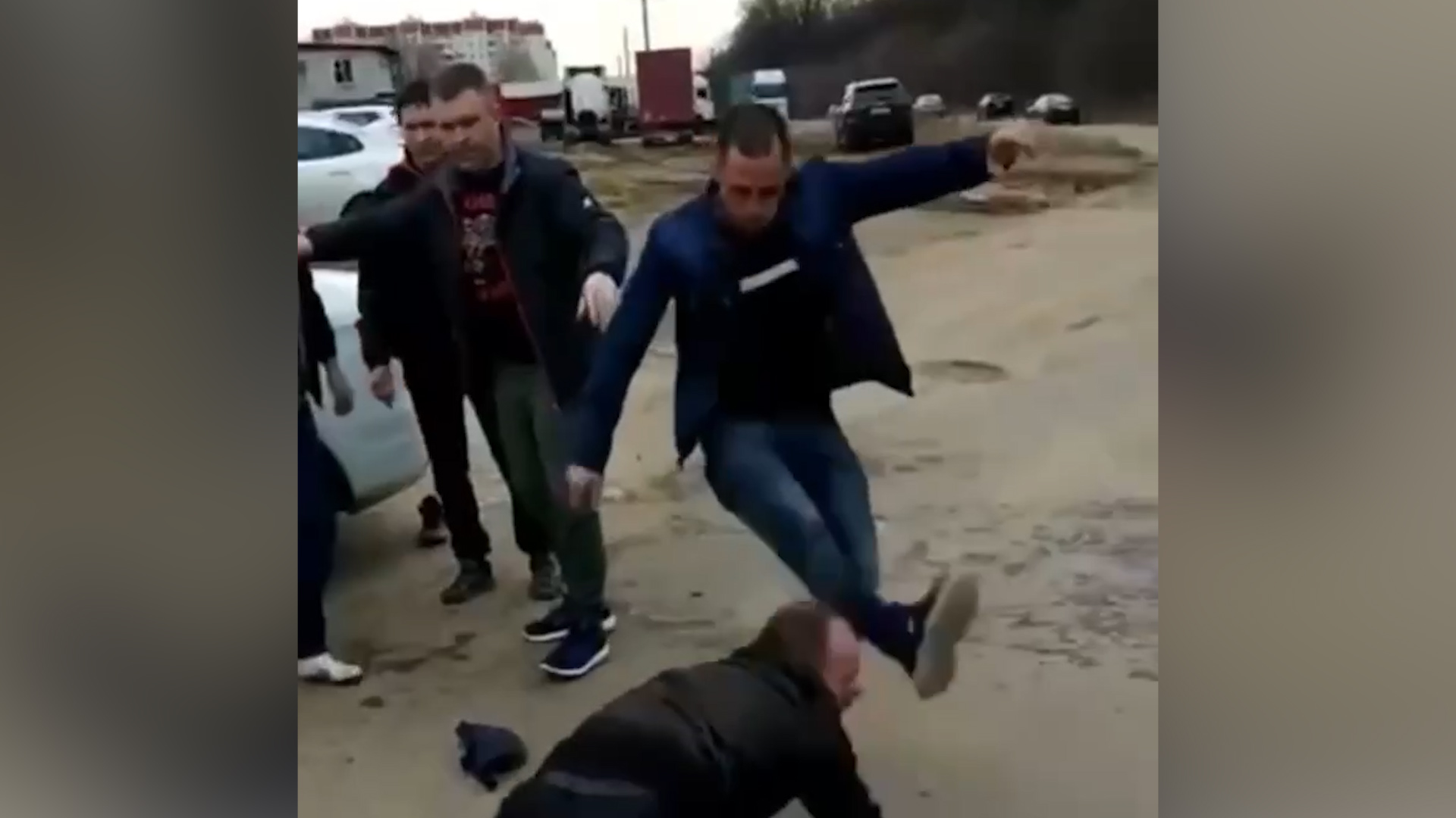 В Воронеже пассажиры жестоко избили таксиста, но за него отомстили коллеги — видео