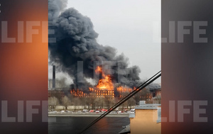 "Выводил людей": В МЧС рассказали, как погиб пожарный в объятом пламенем здании Невской мануфактуры