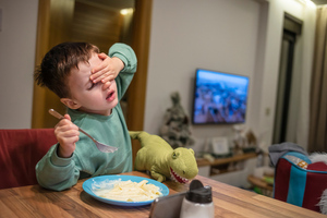 Дети назвали самые раздражающие пищевые привычки, которые им навязывают родители