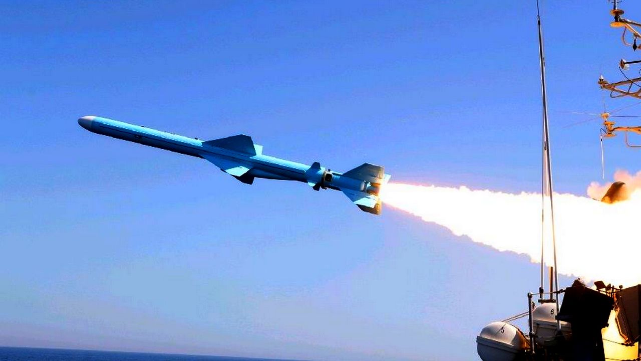 СМИ: Иран выпустил ракету по израильскому судну у берегов ОАЭ