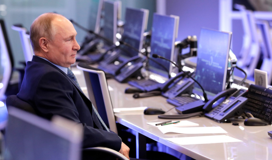 Президент Владимир Путин в ходе посещения координационного центра правительства. Фото © Kremlin.ru 
