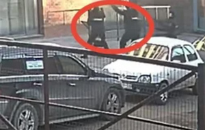 Сбежала от насильников через окно: в Барнауле полицейские поймали выпрыгнувшую с 3-го этажа девушку — видео
