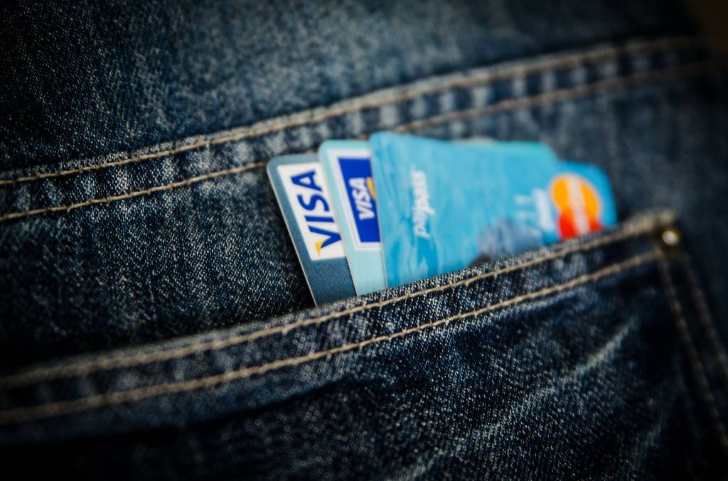 В Кремле не исключили возможности отключения России от Visa и MasterCard