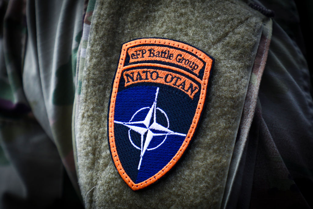 Политолог Шатилов: Втягивая Россию в дискуссии, НАТО выигрывает время для экспансии на Украину