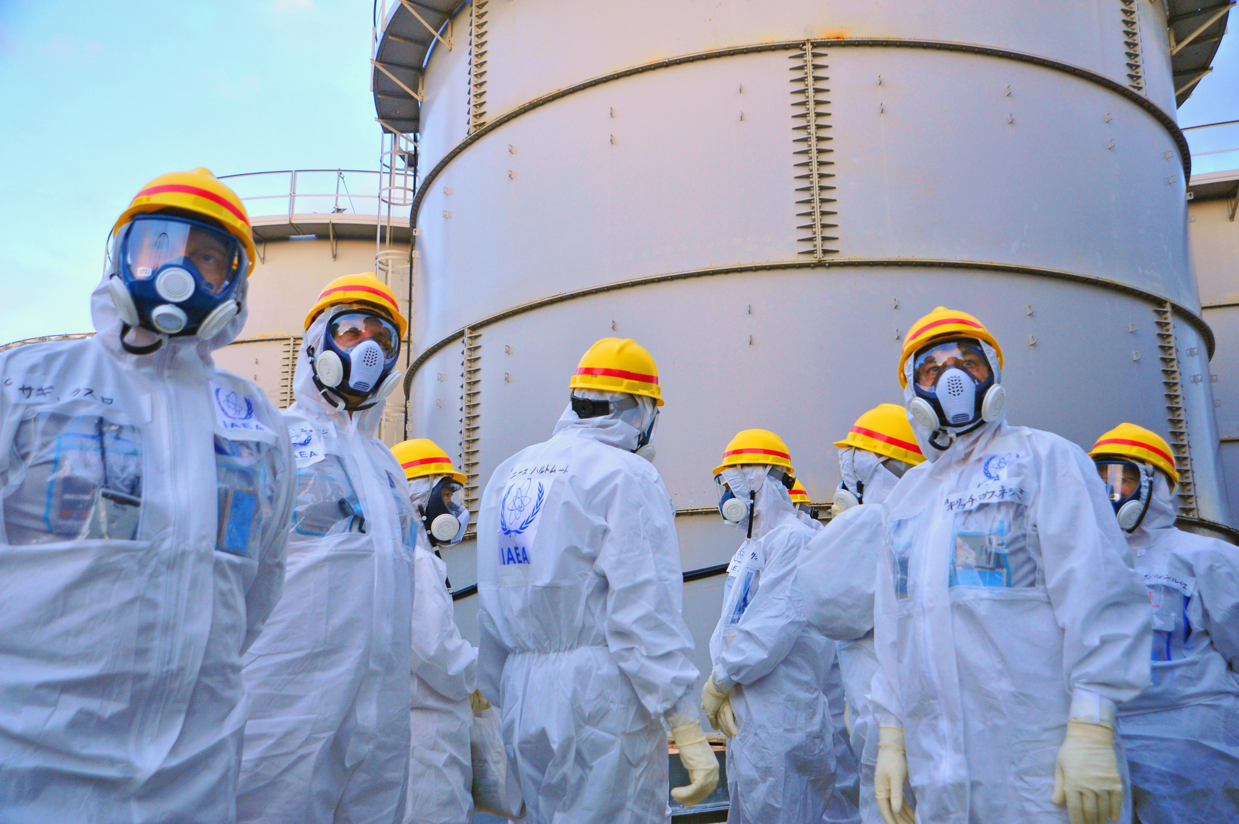 Крупнейшие аварии на атомных электростанциях. АЭС Фукусима-1. Атомная станция МАГАТЭ. Работники АЭС. Костюм работника АЭС.