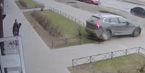 Спасла молниеносная реакция: в Петербурге отец с маленьким сыном едва успели отскочить от несущегося автомобиля — видео