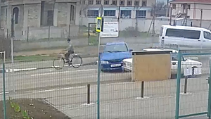 Отец учил водить: 12-летний школьник за рулём налетел на пожилого велосипедиста в Крыму — видео